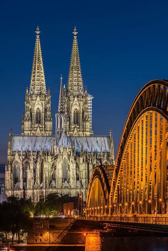 Der Blick auf die Hohenzollernbrücke mit dem Kölner Dom im Hintergrund