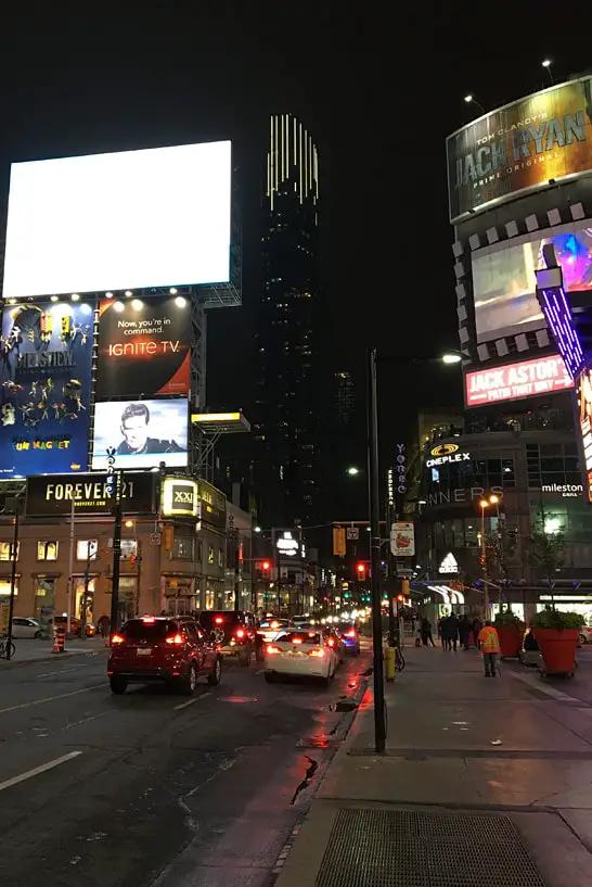 Yonge Street bei Nacht