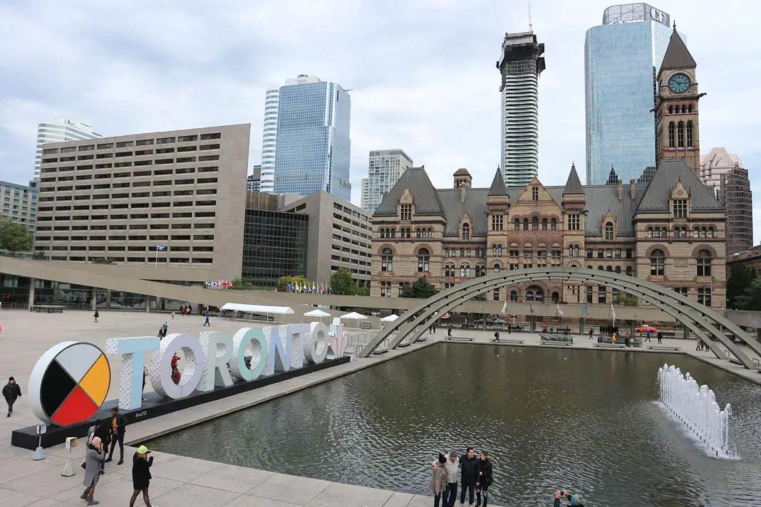 Toronto-Schriftzug mit Altem Rathaus