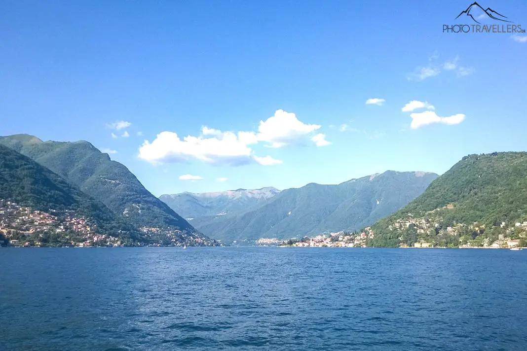 Blick vom Boot über den Comer See