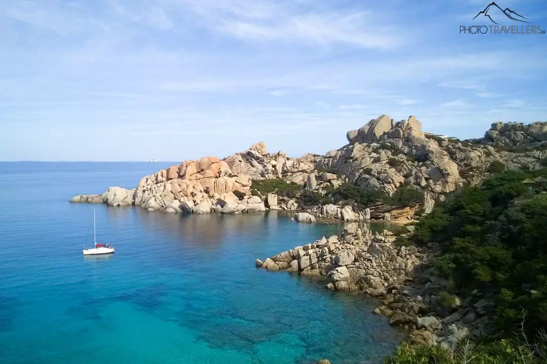 Türkises Meer mit Segelboot auf Sardinien