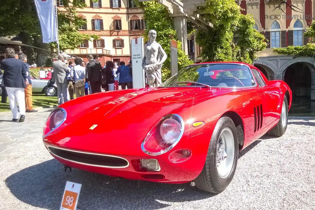 Ein roter Ferrari auf dem Concorso d'Eleganza Villa d'Este